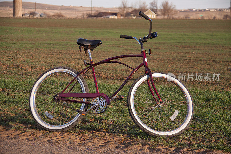 草地上的老式自行车