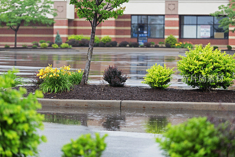 空旷的购物中心停车场上下着大雨