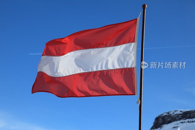 山顶上悬挂着奥地利国旗