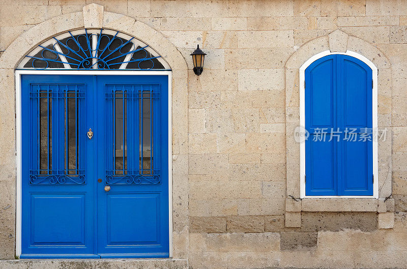 石头墙蓝色的门和窗户