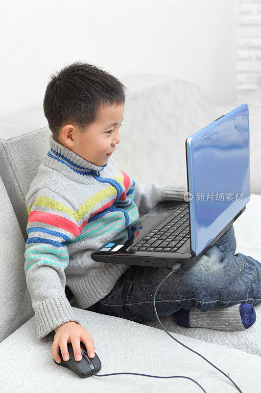 男孩玩笔记本电脑