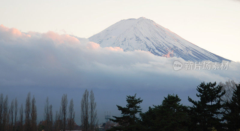 冬季群山对天景观