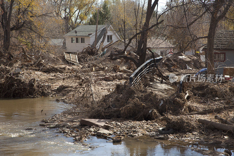 洪水扭曲的桥梁破坏了科罗拉多州莱昂斯的房屋