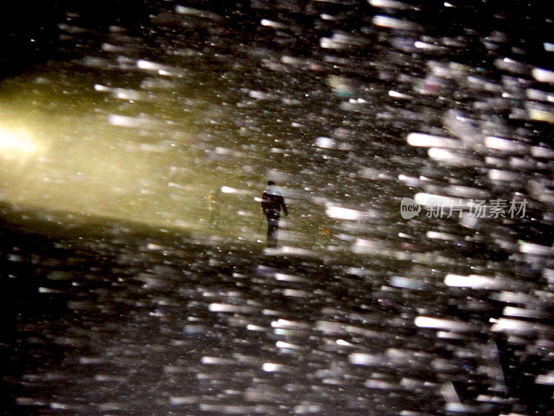 在暴风雪的夜晚，又冷又孤单