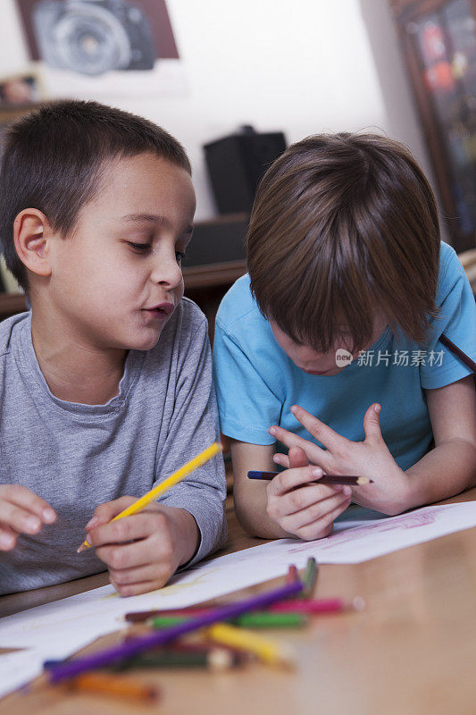 两个可爱的男孩在做作业