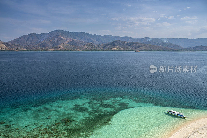 鸟瞰图的泻湖海岸在弗洛雷斯在印度尼西亚