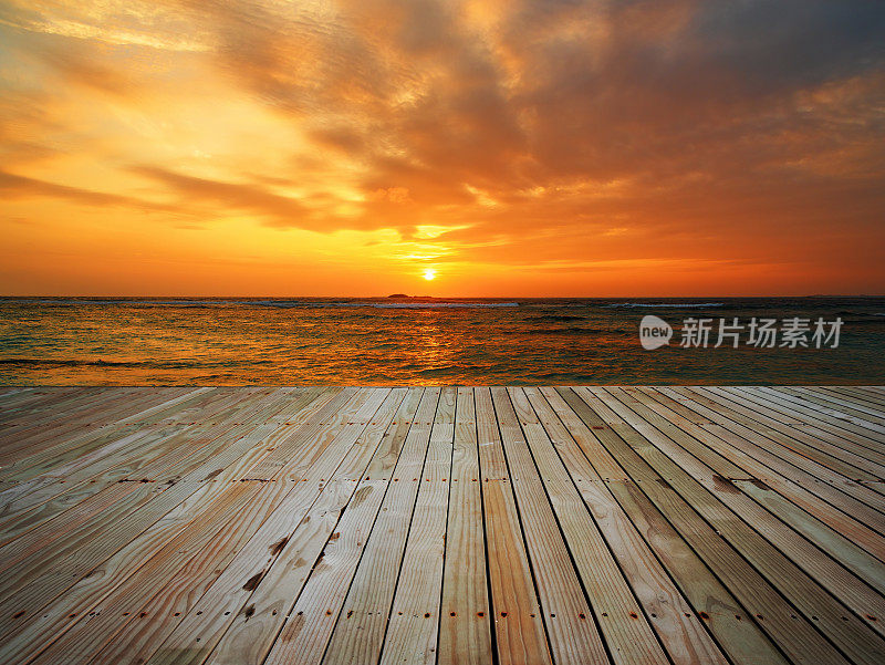 日出时海边的木制平台