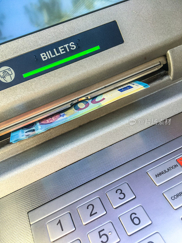 法国巴黎ATM机中的欧元钞票