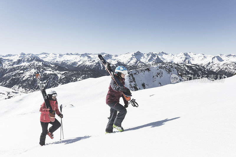 女人和男人爬山去野外滑雪