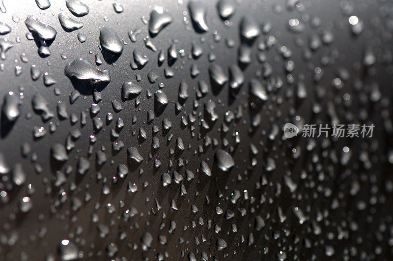 雨滴落在金属表面