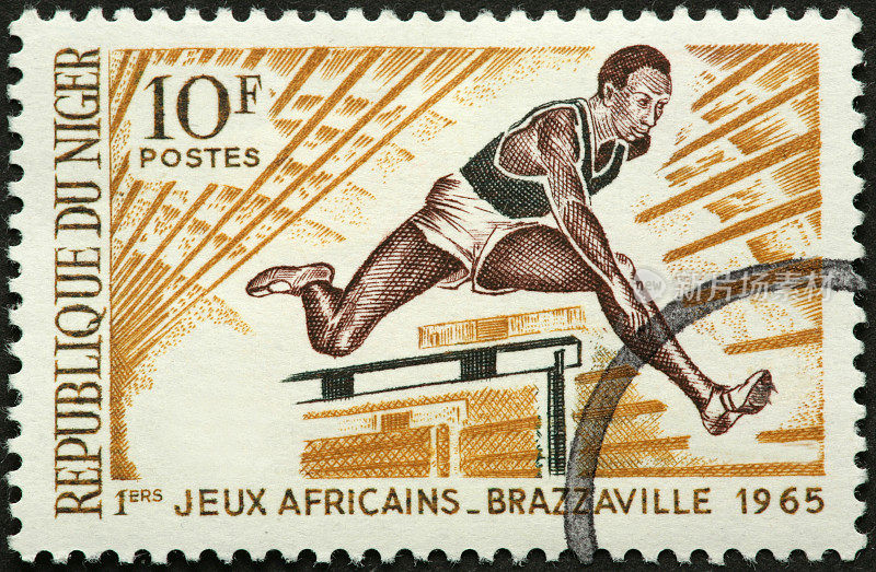 一枚旧邮票上的非洲跨栏运动员
