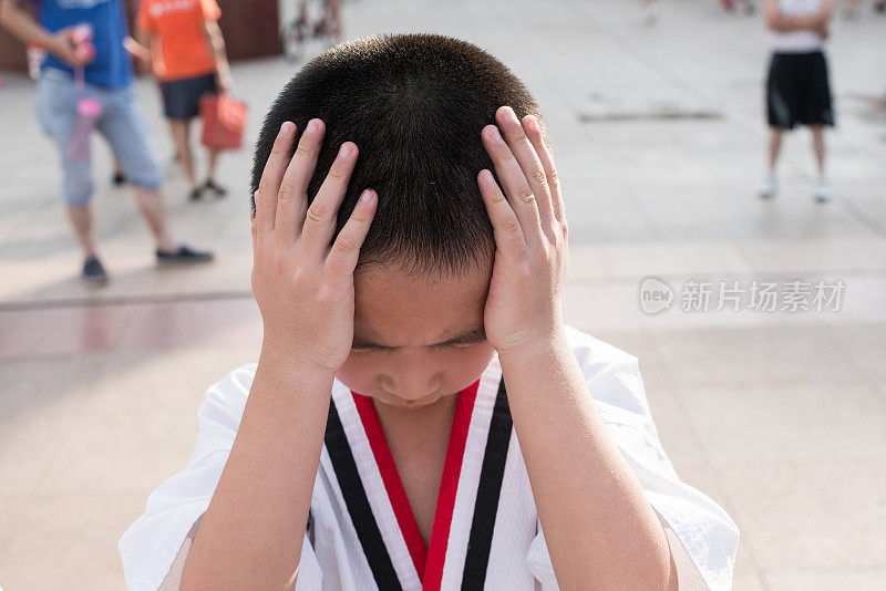 男孩在户外练习跆拳道