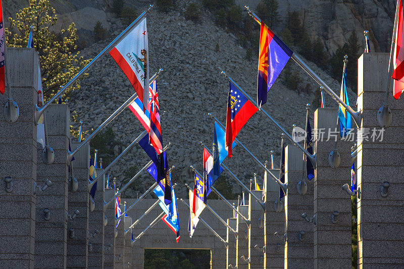 南达科他州拉什莫尔山的旗帜