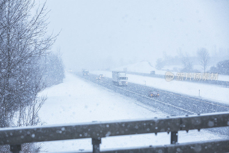 高速公路上立交桥上的暴风雪交通