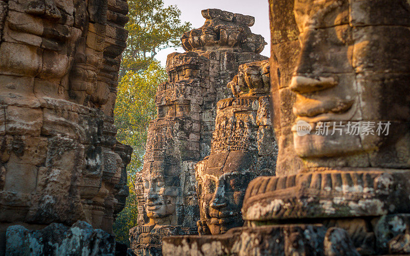 柬埔寨日落时分，寺庙废墟上巨大的雕刻面孔
