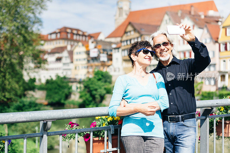 老年夫妇享受他们的旅程Tübingen，德国