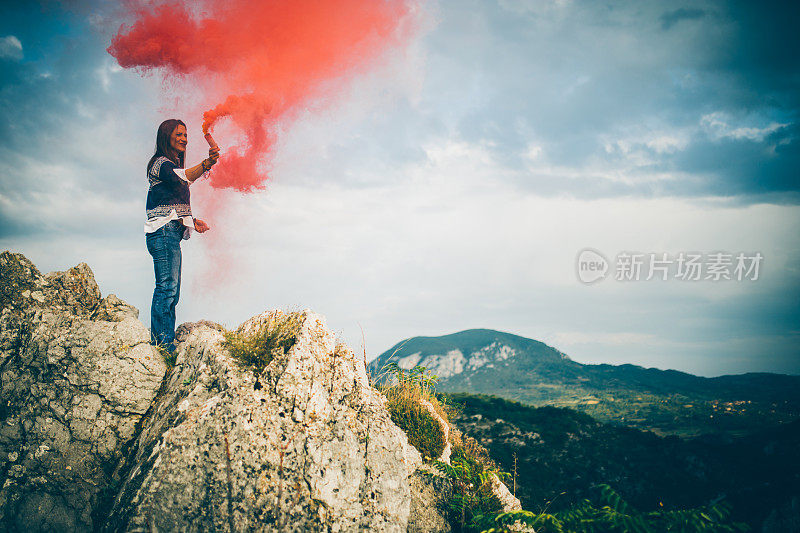 手持火炬的女人