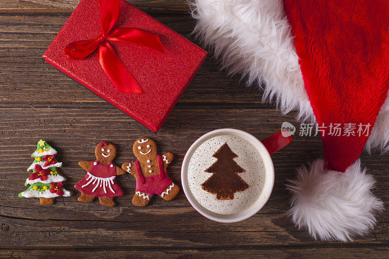 圣诞卡布奇诺和姜饼饼干