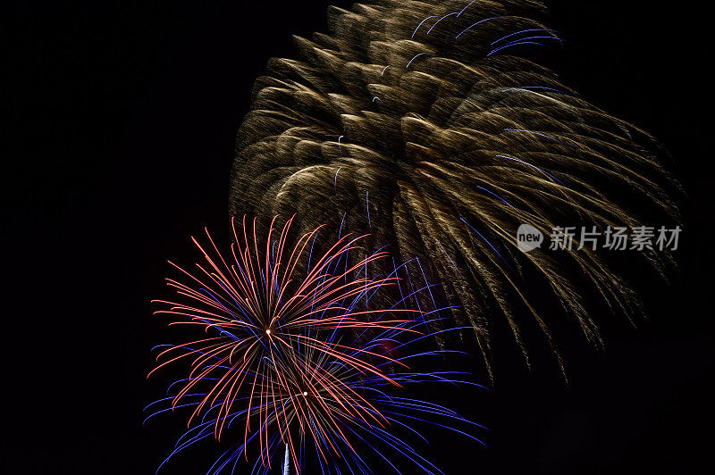 五颜六色的烟花在黑暗的天空中爆炸