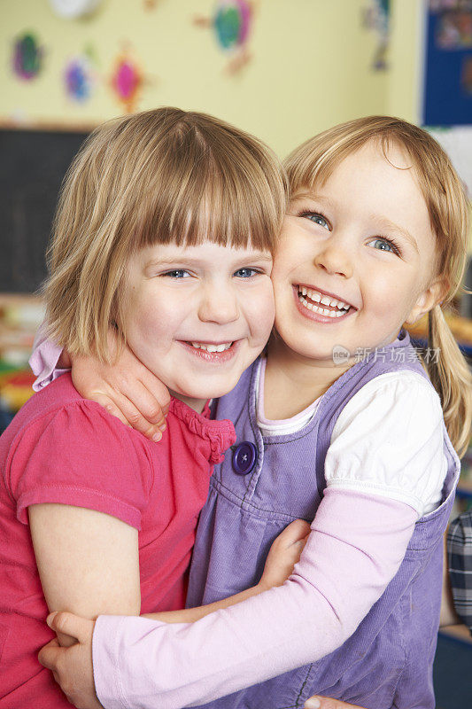 两个女孩在幼儿园拥抱