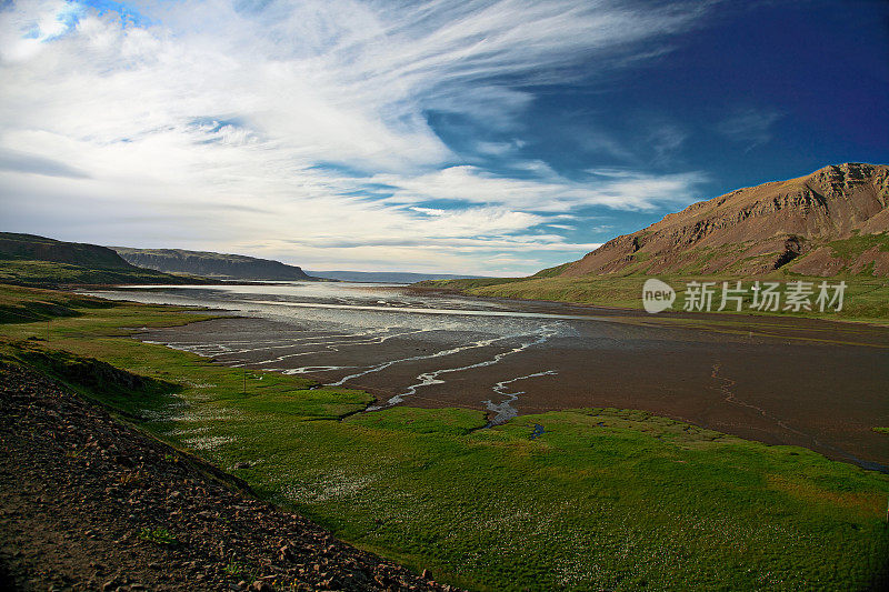 西峡湾的海岸线全景。冰岛。