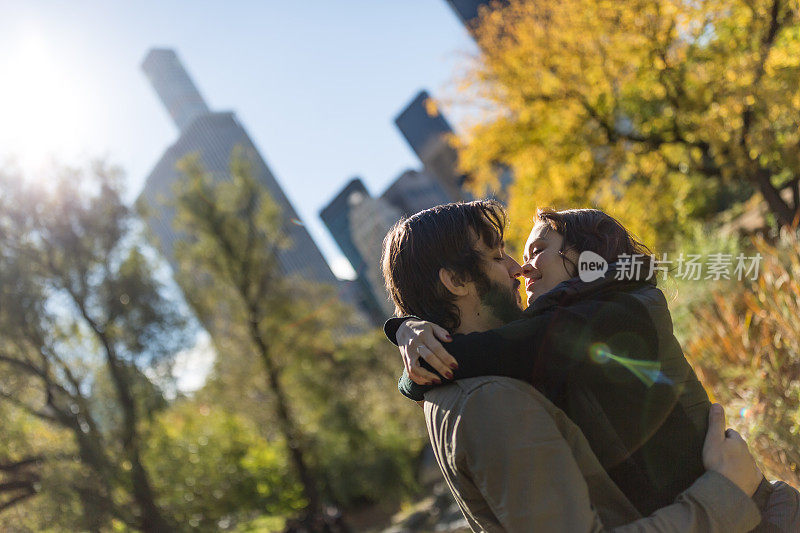 在纽约中央公园相爱的年轻情侣