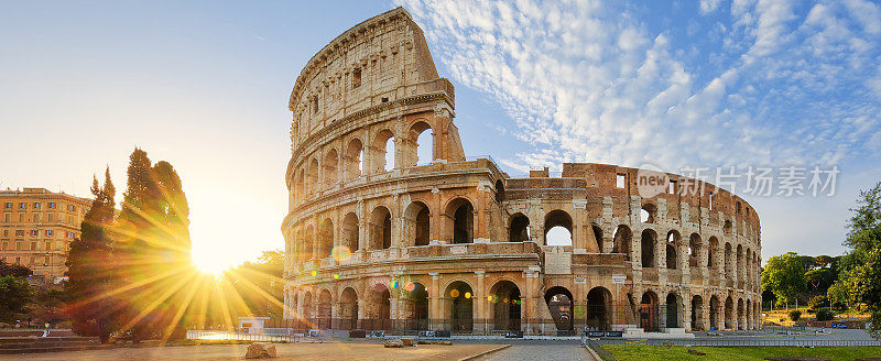 罗马斗兽场和意大利的早晨阳光