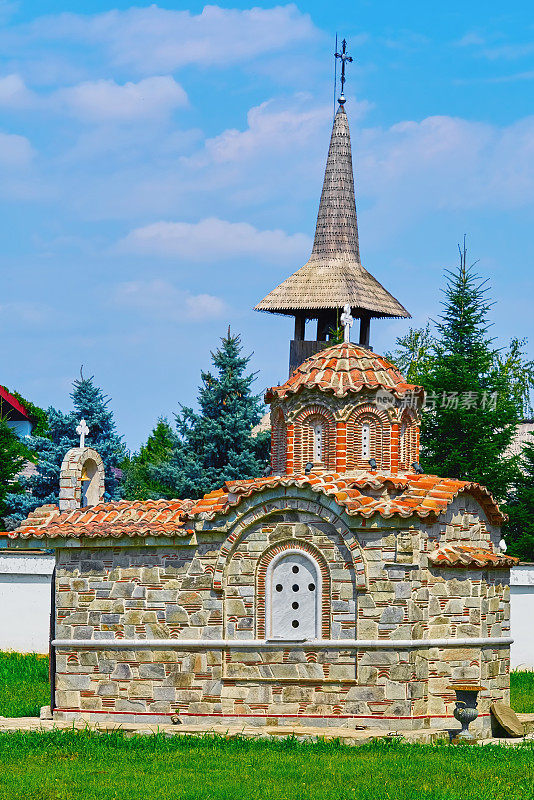 修道院前面的小礼拜堂