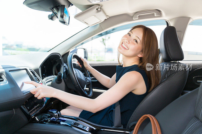 一个坐在车里的日本女人