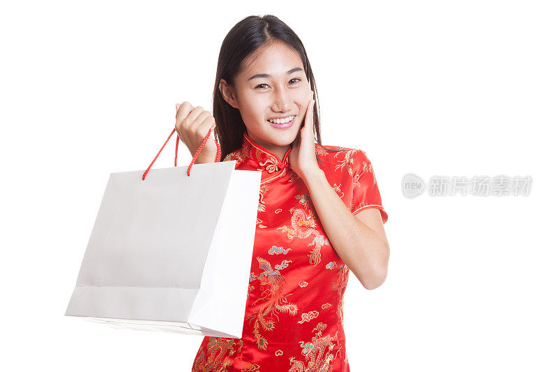 亚洲女孩穿着中国旗袍和购物袋。