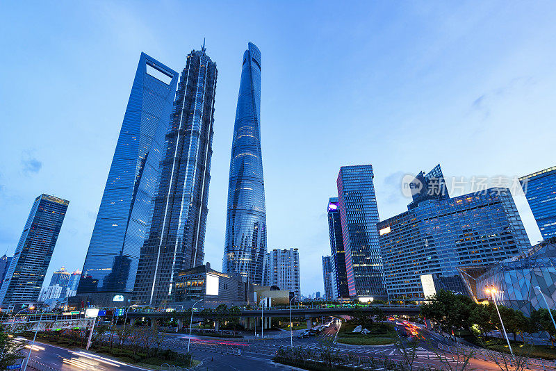 上海陆家嘴金融中心位于黄浦江畔。