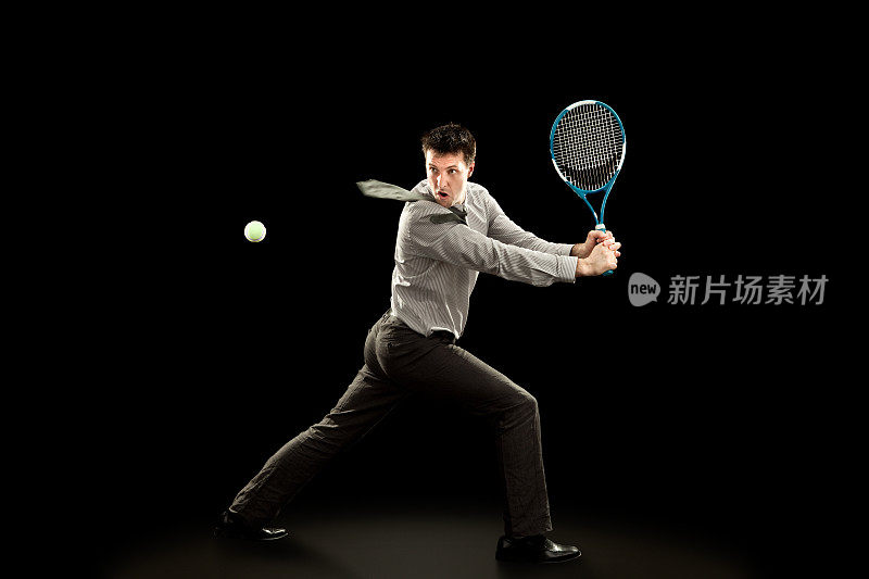体育商人打网球在黑色的背景
