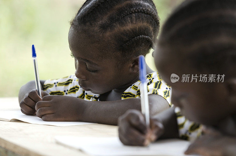 非洲儿童在学校做作业