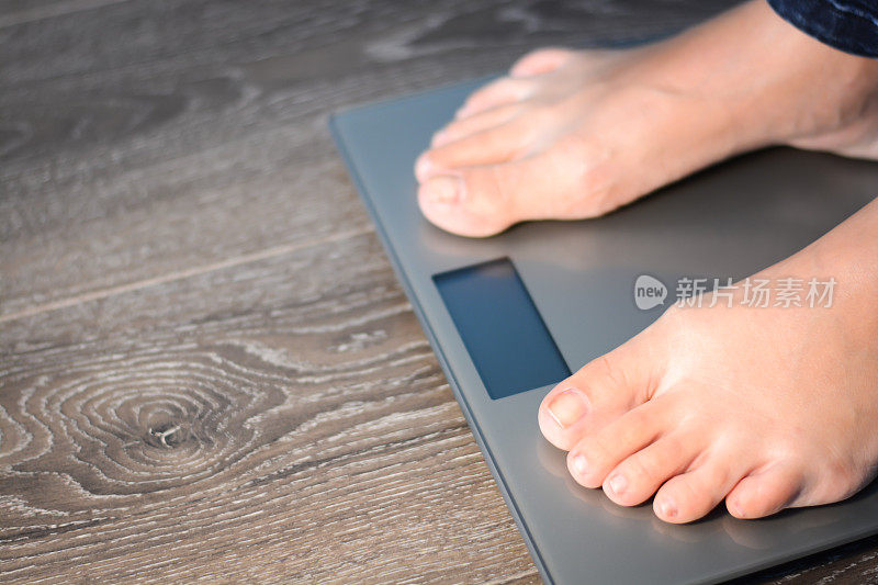 用体重秤测量体重的人的减肥概念