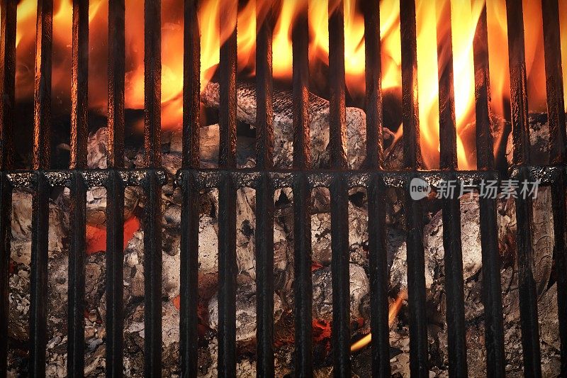 顶视图的空烧烤架与发光的木炭