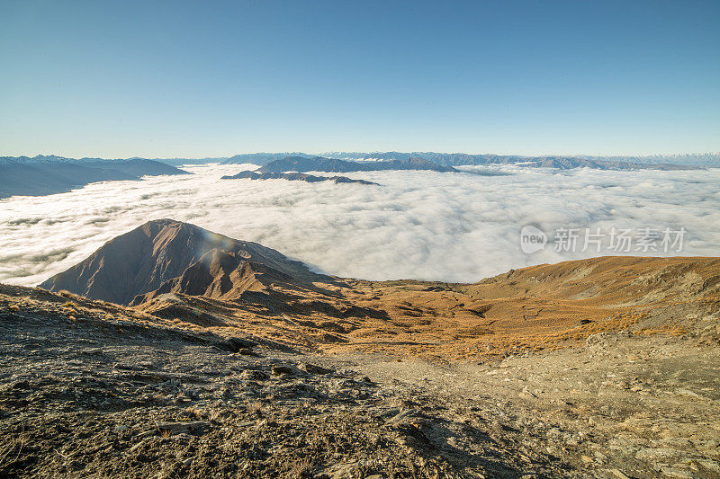 新西兰云层之上的山景