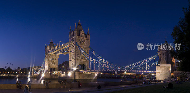伦敦塔桥黄昏全景图