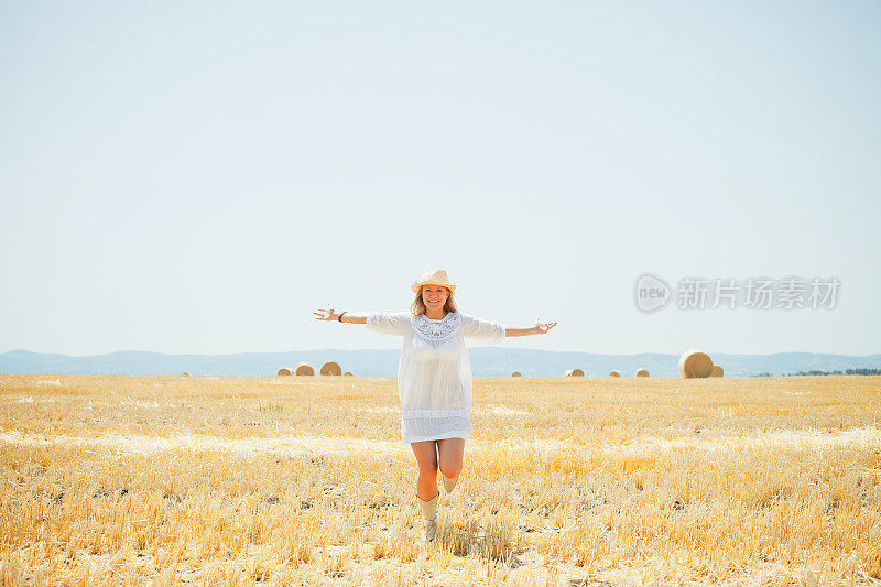 麦田里的年轻女子。