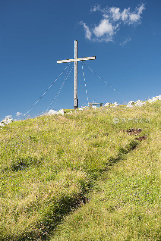 通往奥地利阿尔卑斯山峰顶十字的徒步旅行路线