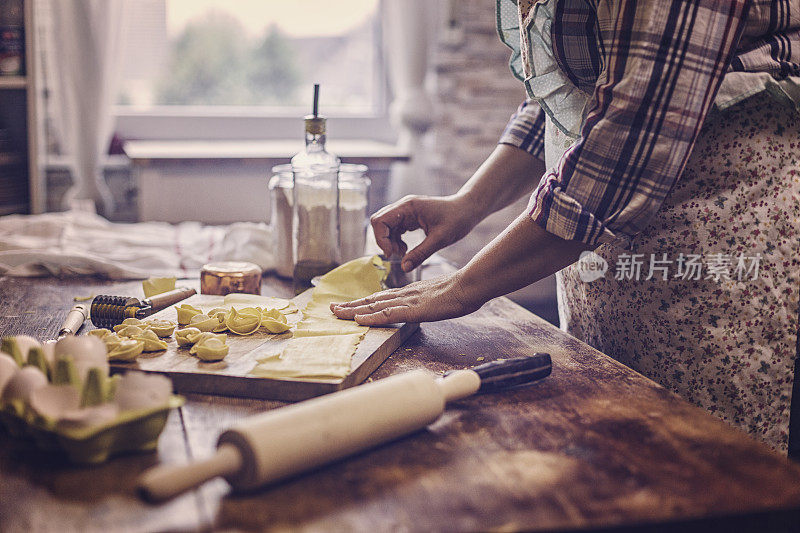 在家庭厨房里准备自制饺子