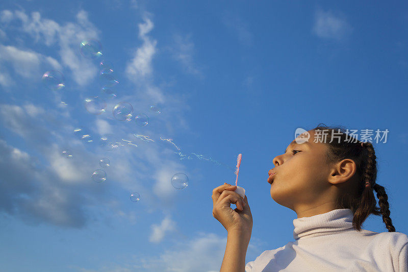 女孩吹泡泡