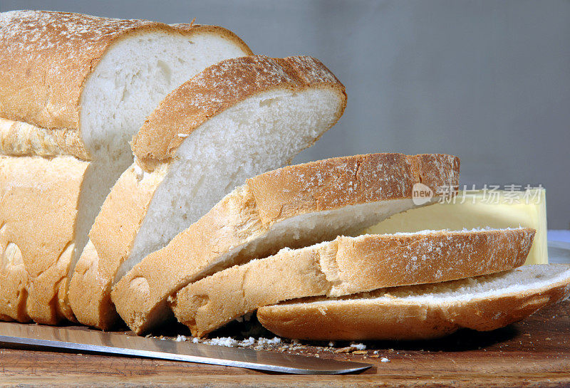 用面包刀切成薄片的面包