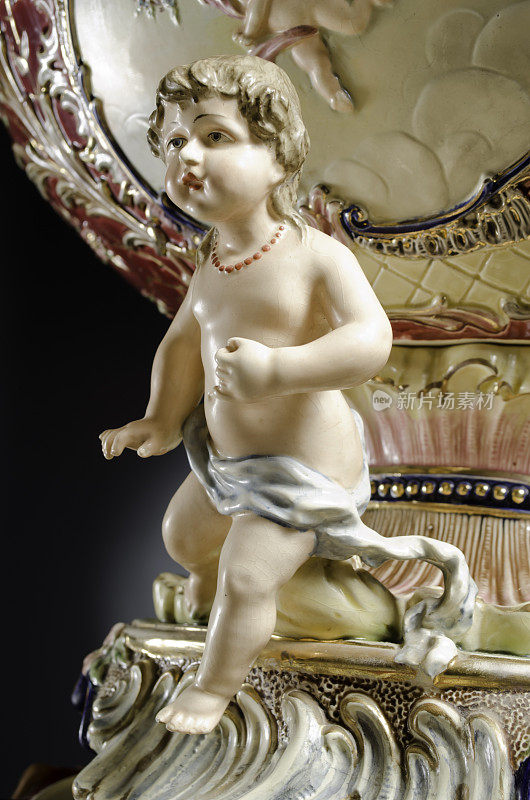 维多利亚时期的瓷器小雕像和瓮细节