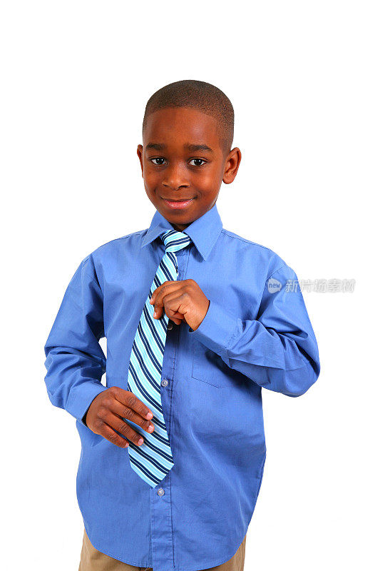 非裔美国男孩调整领带