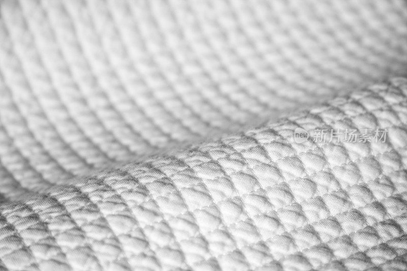 在白色绗缝毯子上缝细节