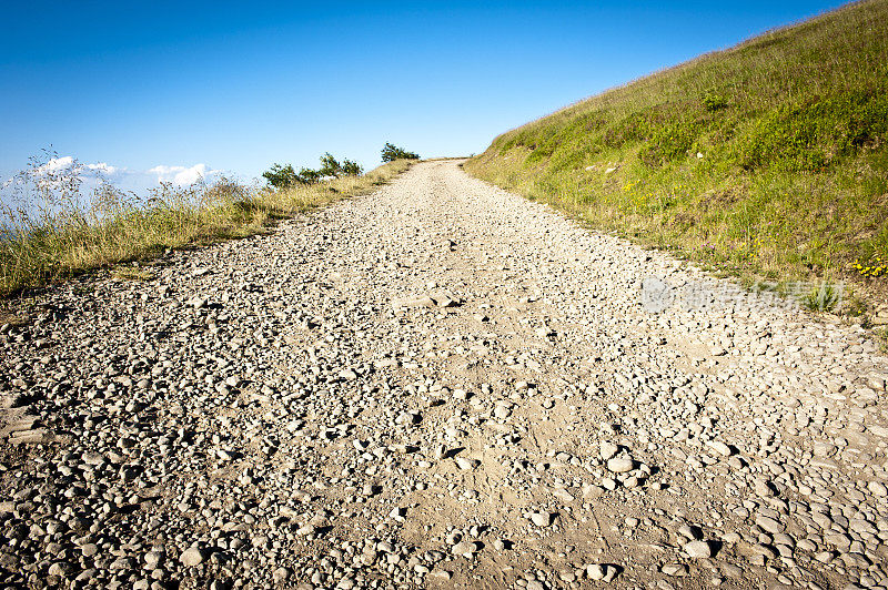 肮脏的山路通向山顶和天空