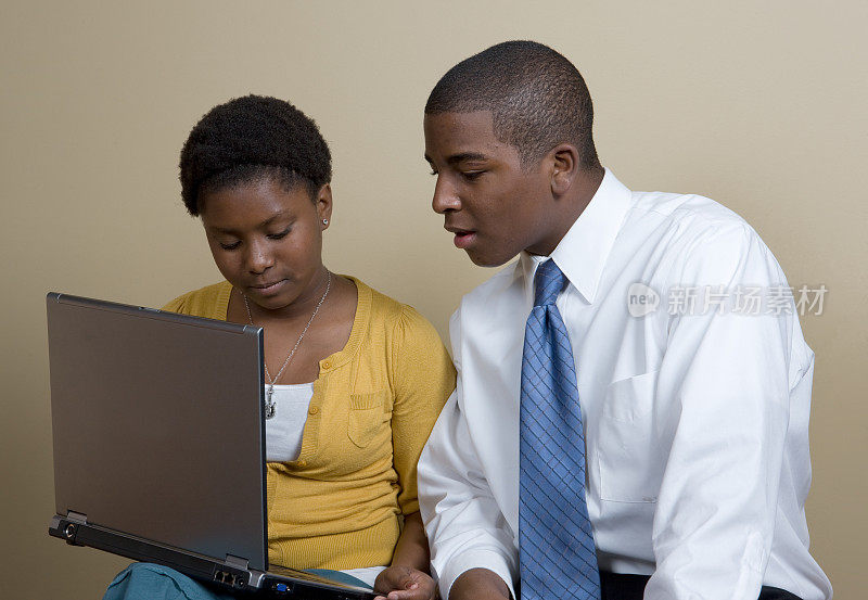 年轻的非洲裔美国朋友一起在笔记本电脑上工作