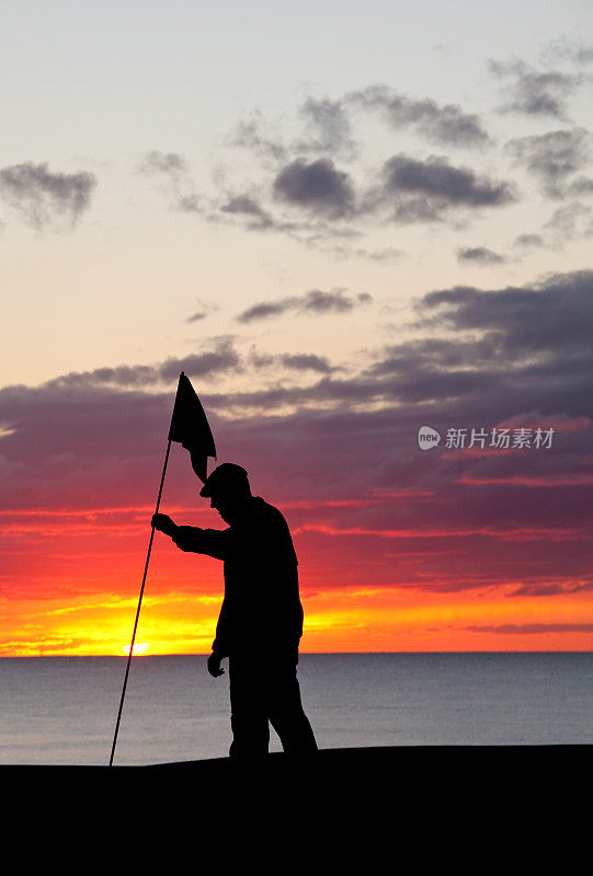 经典高尔夫球手在果岭的剪影