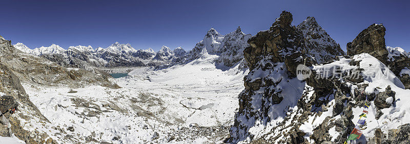 从喜马拉雅山口看珠穆朗玛峰