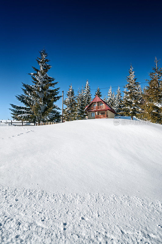 冬天被雪覆盖的高山小屋